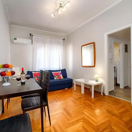 Acropolis Area Flat * Atina